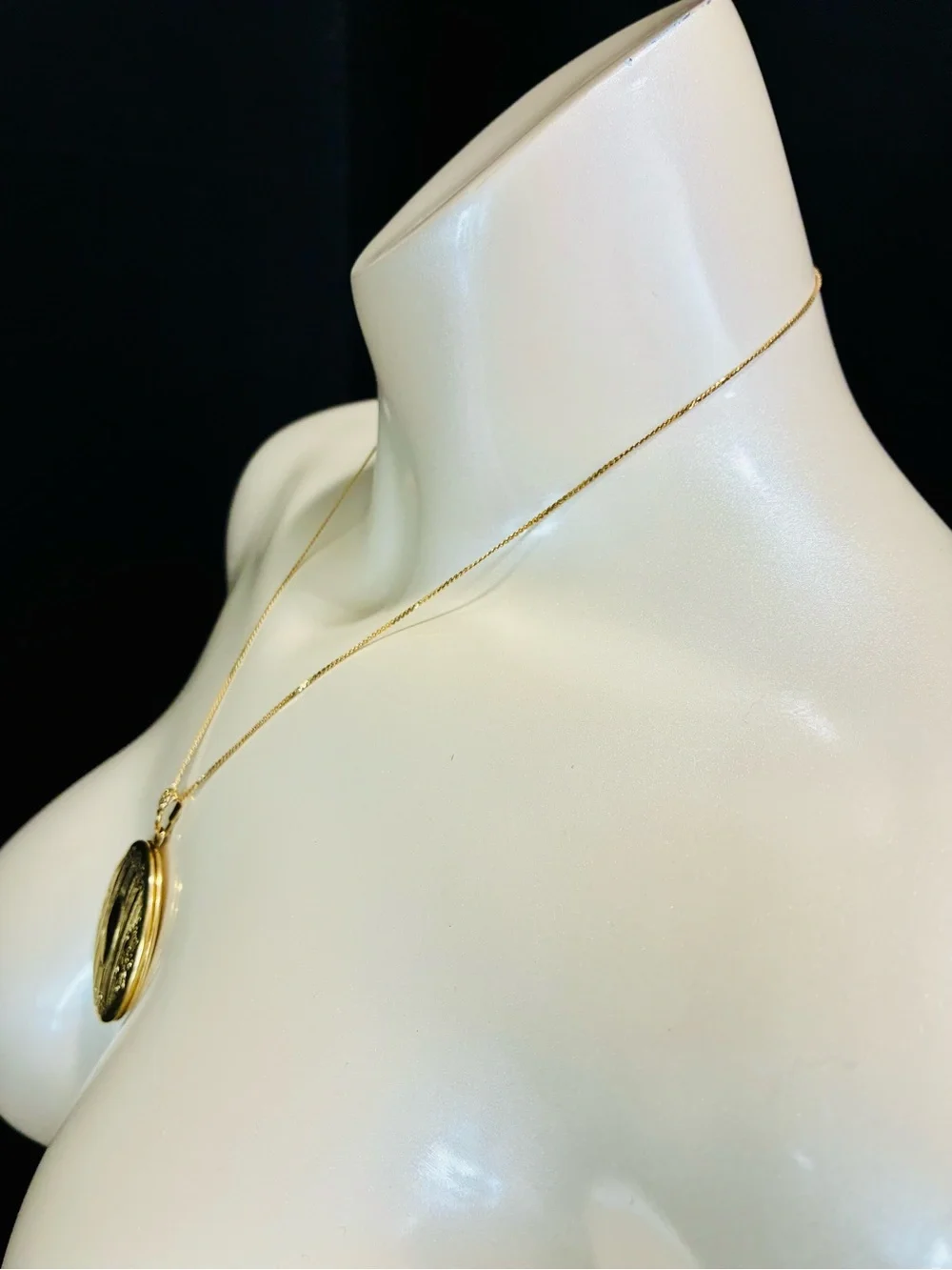 VTG Classic Gold Oval Engraved Photo Locket and Necklace Included